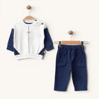 Loumi Baby lacivert ve beyaz renkli, %100 organik pamuklu, omuzdan düğmeli bebek sweatshirt ve pantolon ikili takım