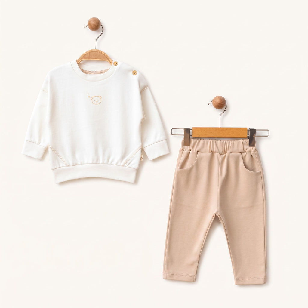 Loumi Baby organik pamuklu, beyaz sweatshirt ve kahverengi pantolondan oluşan bebek ikili takım
