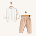 Loumi Baby organik pamuklu, beyaz sweatshirt ve kahverengi pantolondan oluşan bebek ikili takım